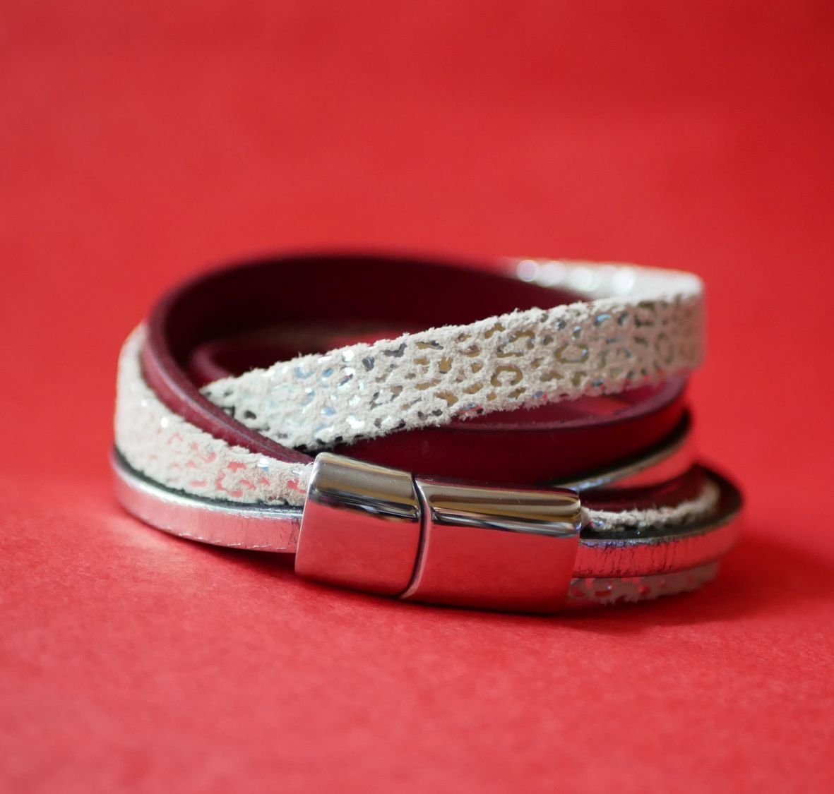 Pulseira de punho de dupla volta personalizada em pele branca, prateada e vermelha  