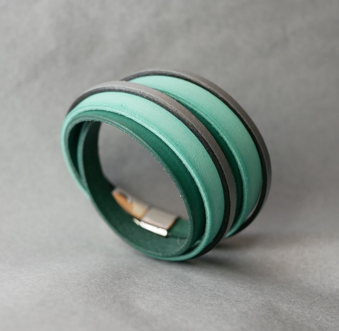 Pulseira de punho duplo em pele verde e prateada personalizada  