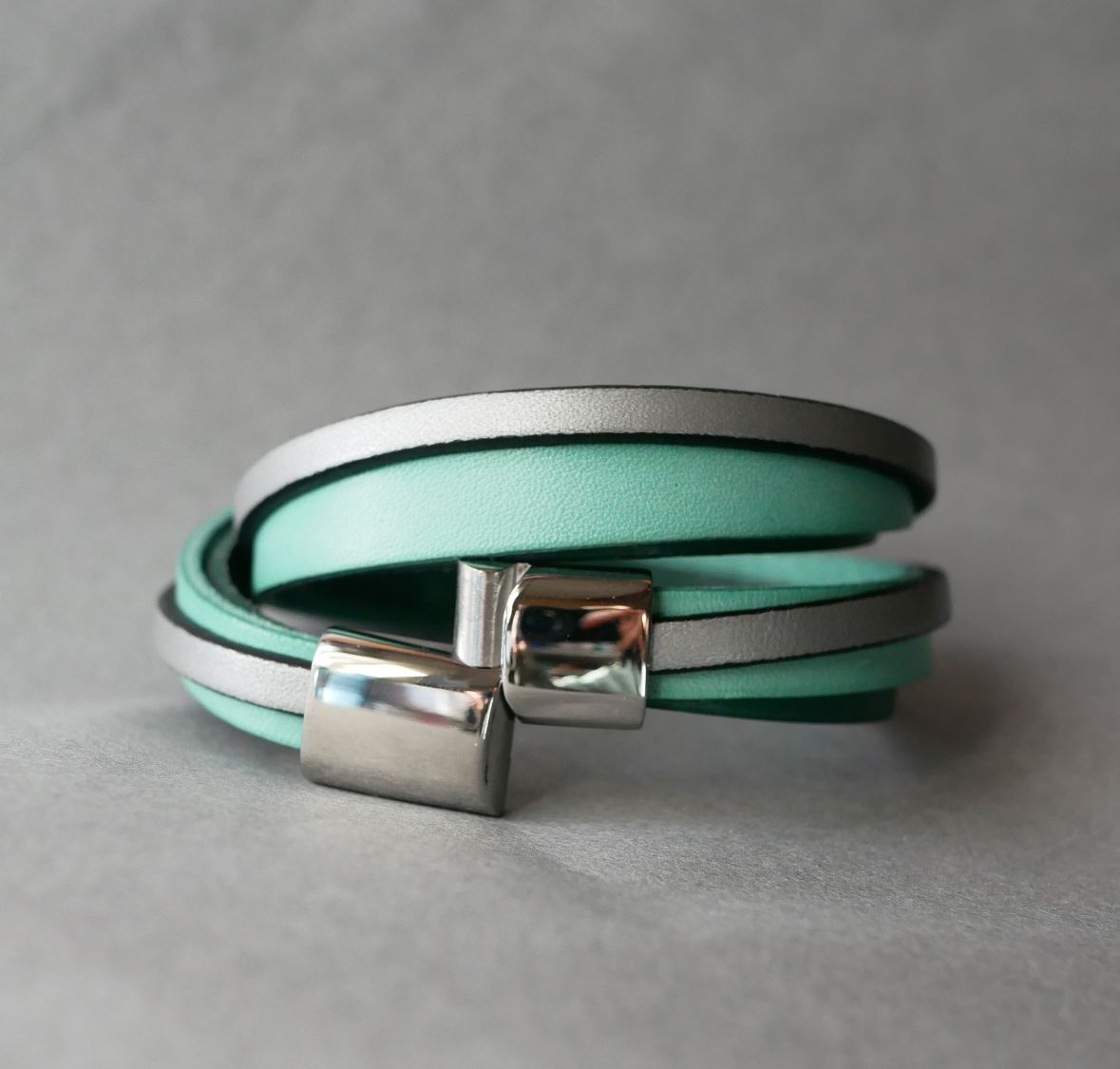 Pulseira de punho duplo em pele verde e prateada personalizada  
