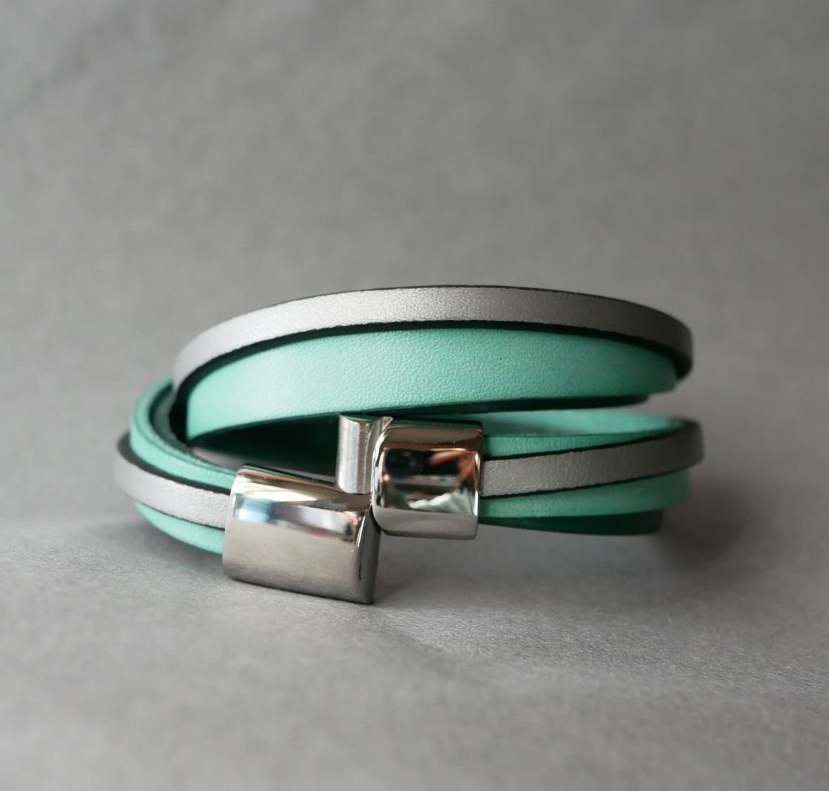 Pulseira de punho duplo em pele verde e prateada personalizada  