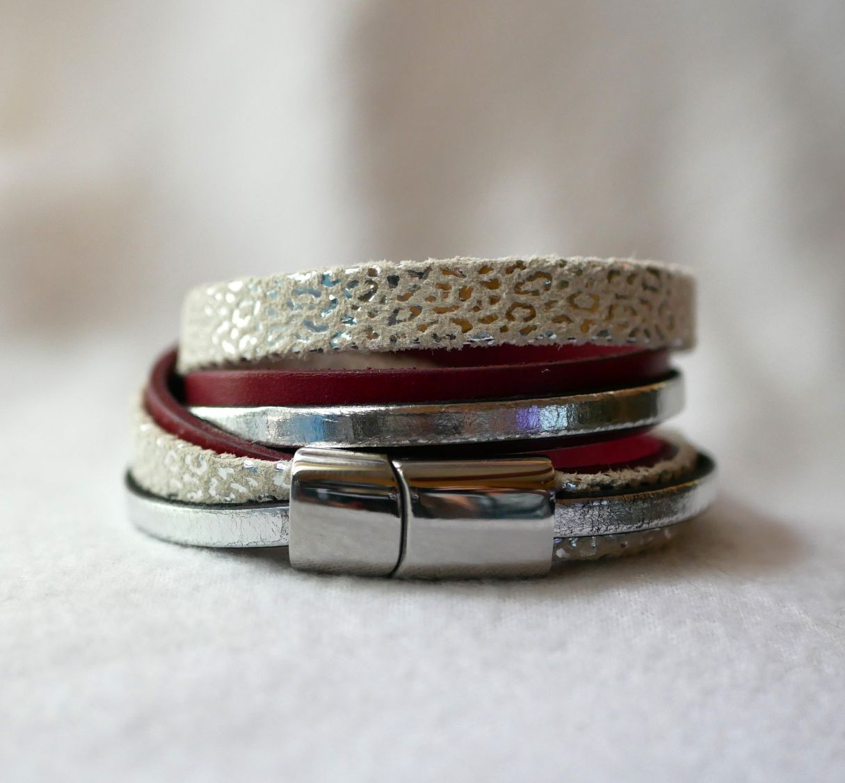 Pulseira de punho de dupla volta personalizada em pele branca, prateada e vermelha  