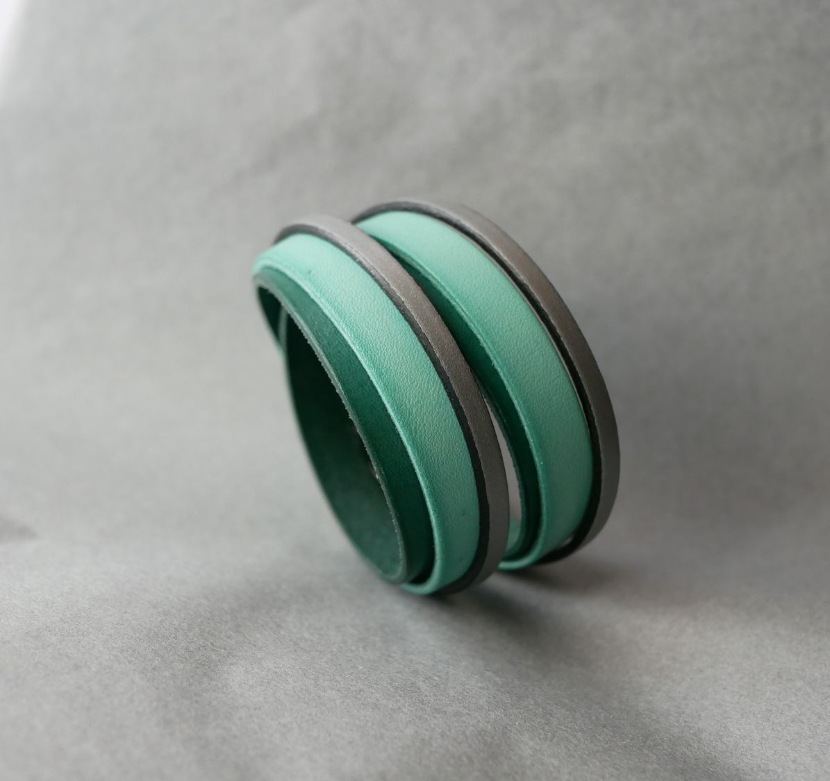 Pulseira de punho duplo em pele verde e prateada personalizada  