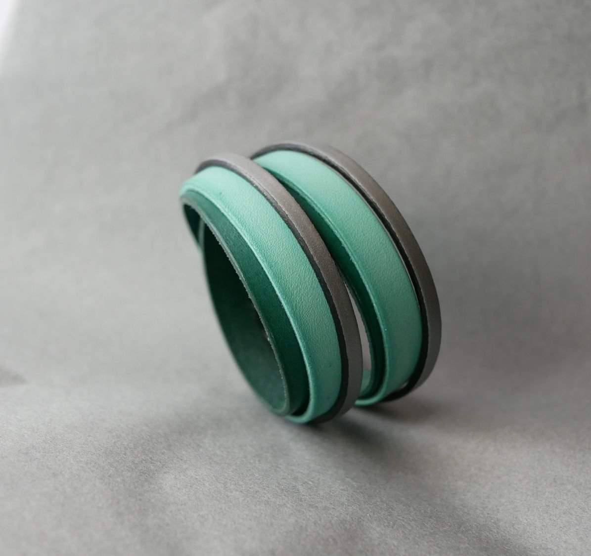 Pulseira de punho duplo em pele verde e prateada personalizada  