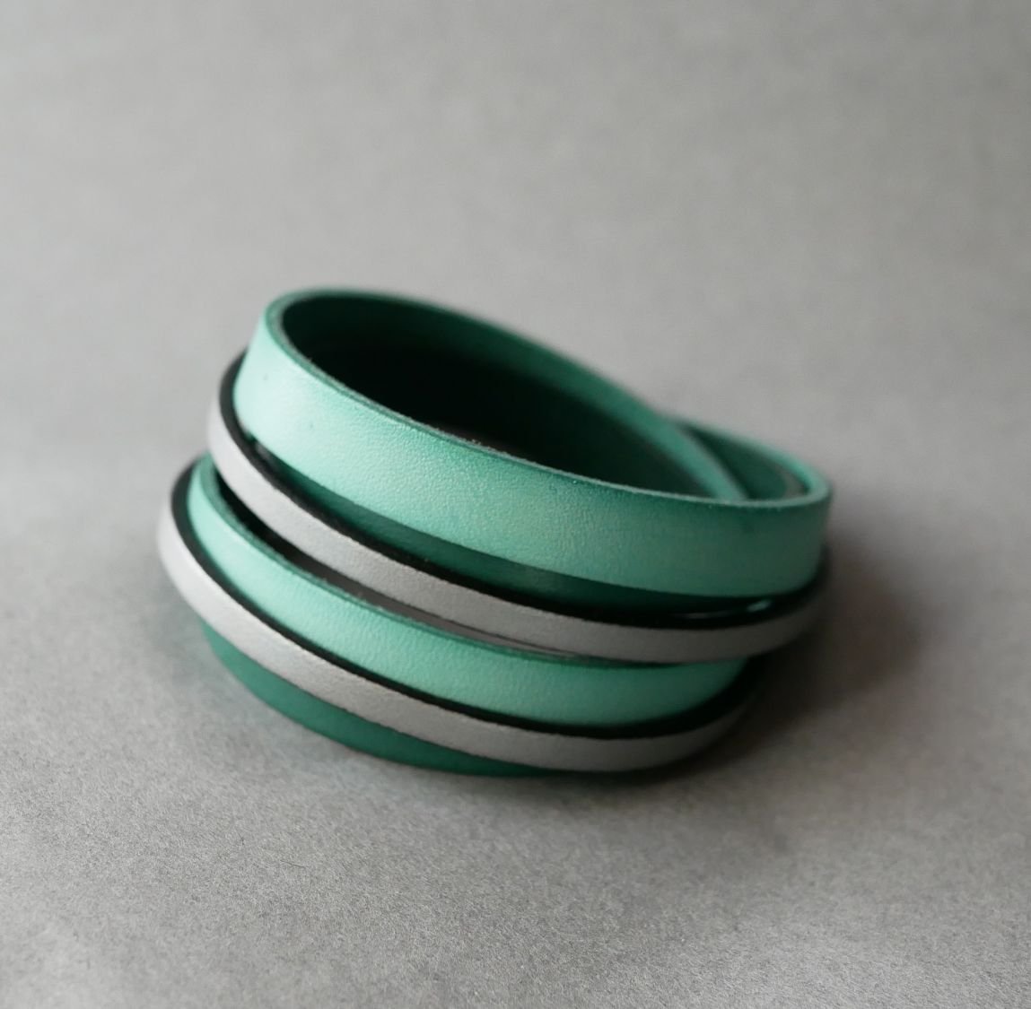 Pulseira de punho duplo em pele verde e prateada personalizada  
