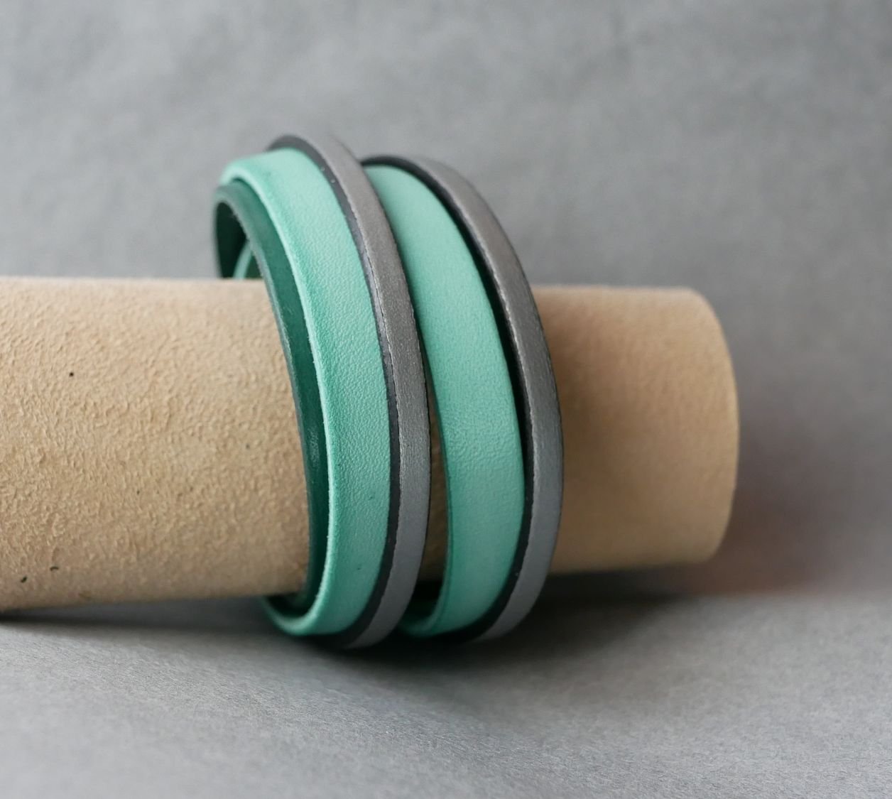 Pulseira de punho duplo em pele verde e prateada personalizada  
