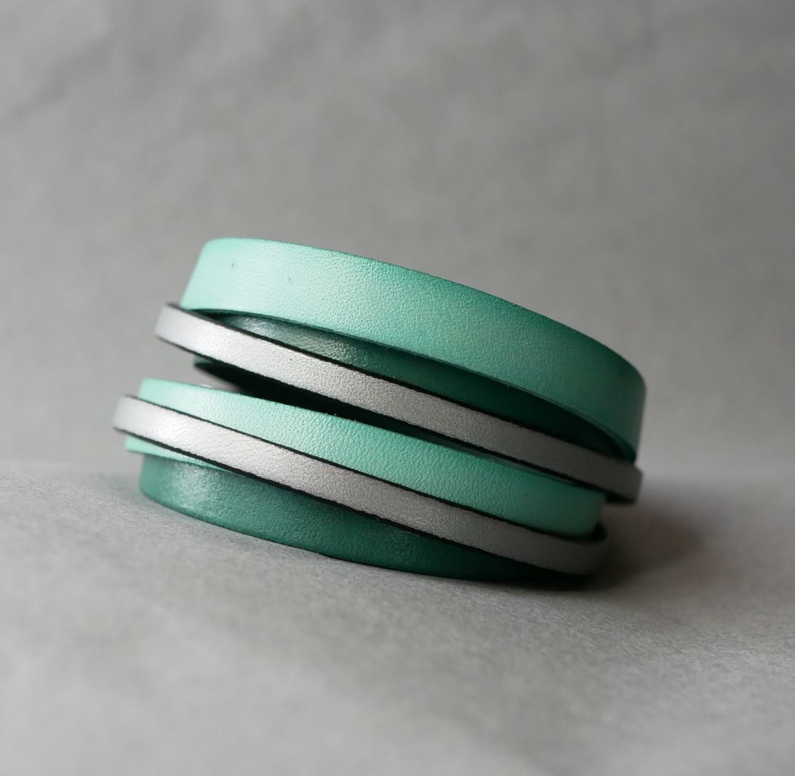 Pulseira de punho duplo em pele verde e prateada personalizada  