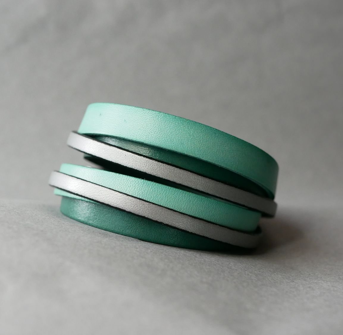 Pulseira de punho duplo em pele verde e prateada personalizada  