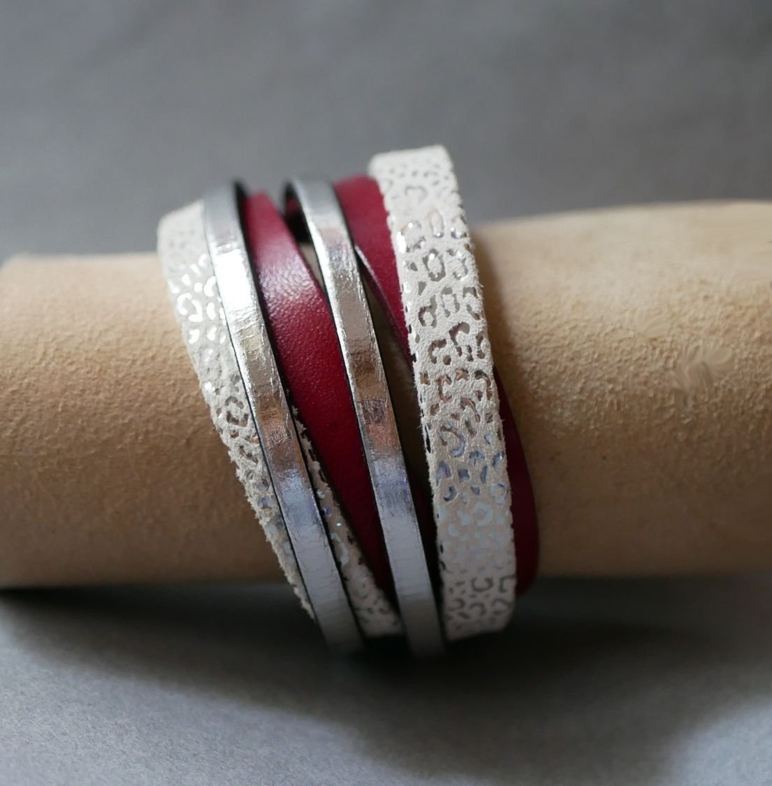 Pulseira de punho de dupla volta personalizada em pele branca, prateada e vermelha  