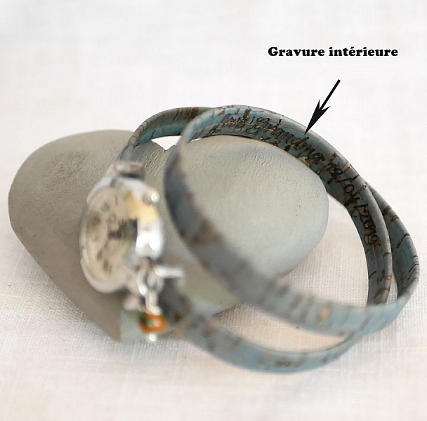 Montre argent avec bracelet en liège gravé deux tours.