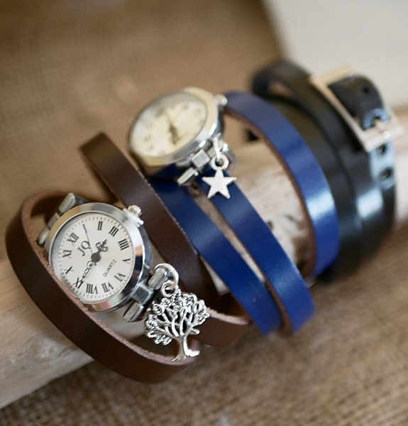 Montres bracelets personnalisables en cuir avec breloques décoratives.