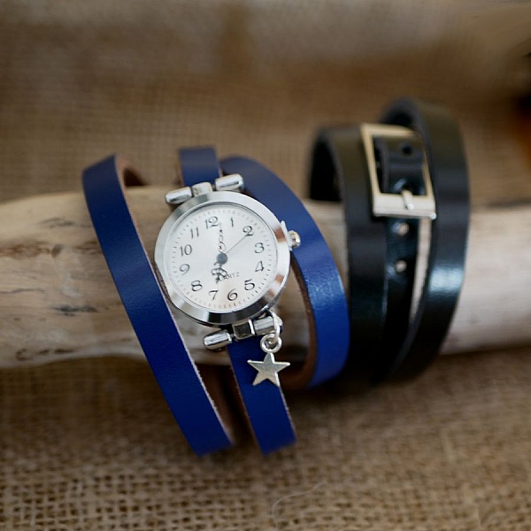 Montre bracelet en cuir personnalisable avec breloque étoile.