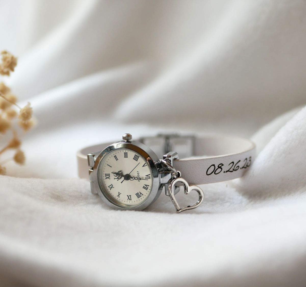 Relógio de prata com encanto e pulseira de couro com fecho ajustável