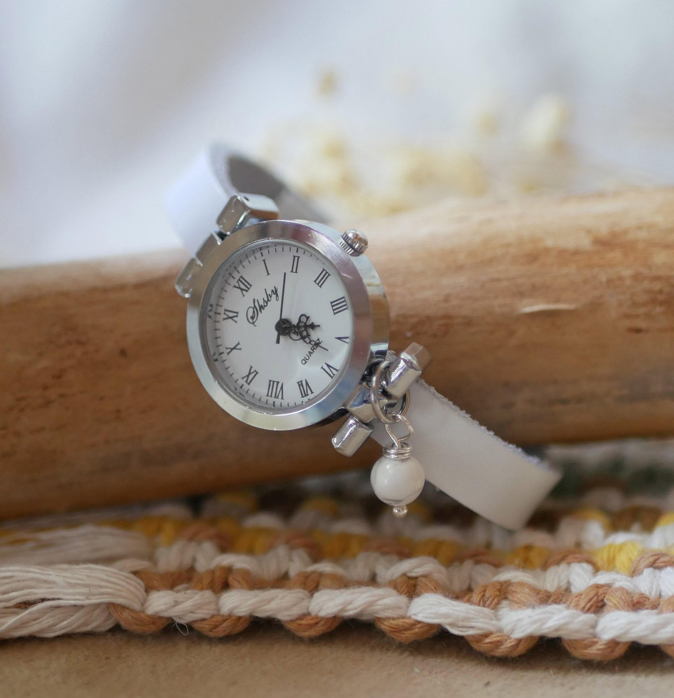 Relógio de prata com encanto e pulseira de couro com fecho ajustável