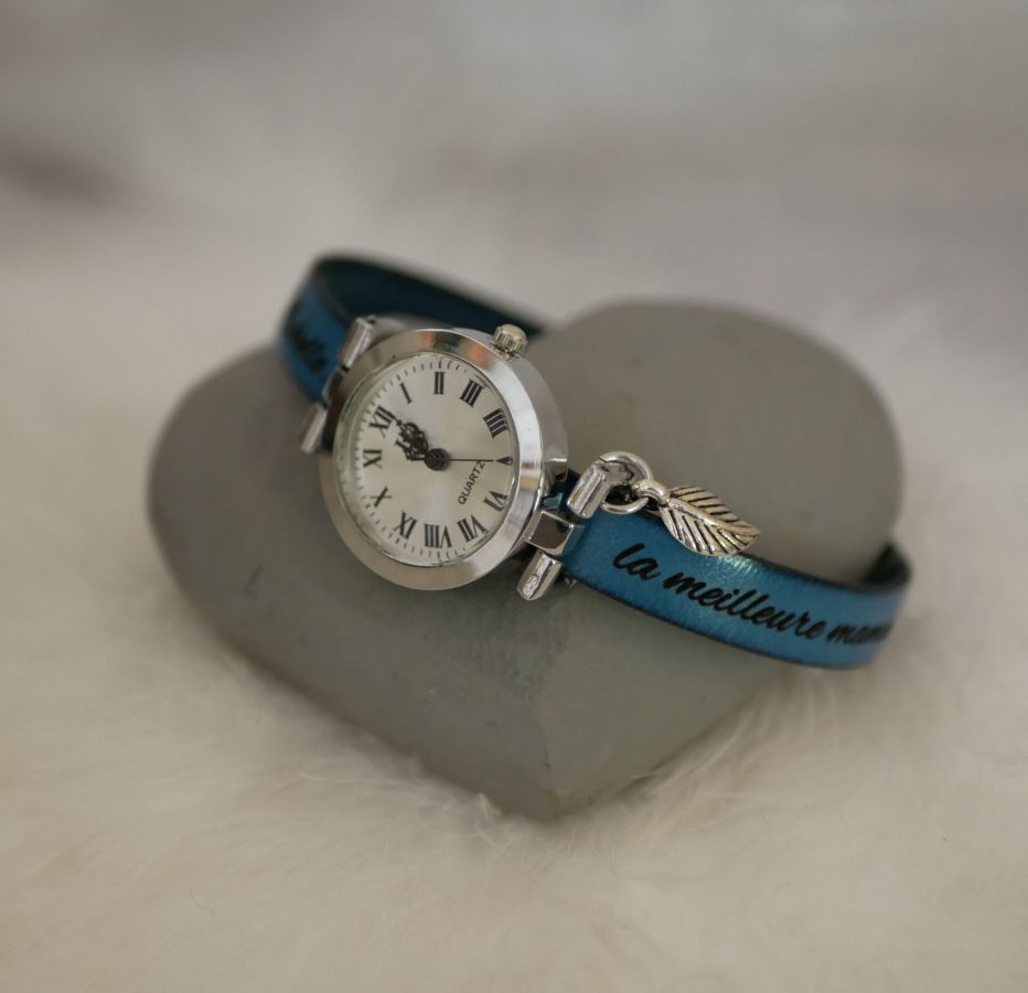 Relógio de prata com encanto e pulseira de couro com fecho ajustável