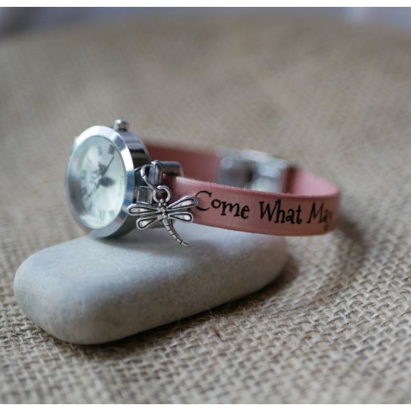 Rel&oacute;gio de prata com encanto e pulseira de couro com fecho ajust&aacute;vel