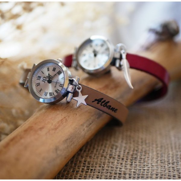 Rel&oacute;gio de prata com encanto e pulseira de couro com fecho ajust&aacute;vel