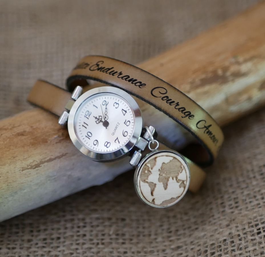 Relógio de cabochon gravado em madeira com bracelete dupla de couro 
