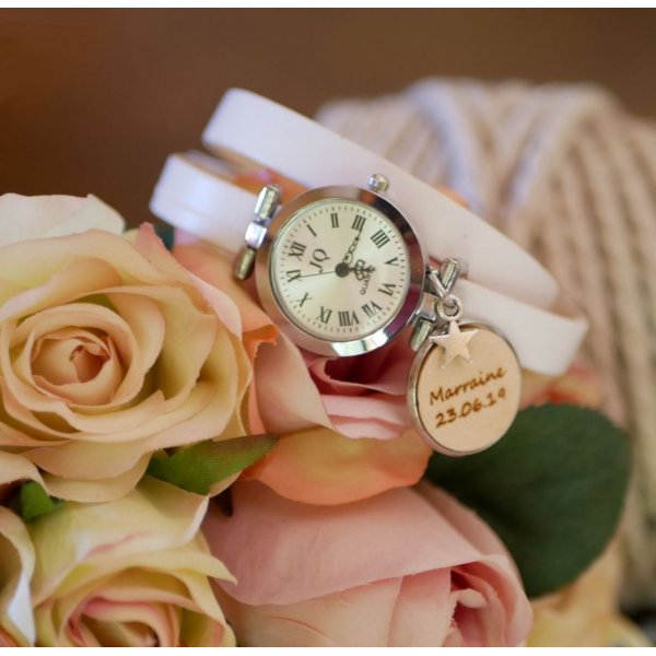 Rel&oacute;gio de cabochon gravado em madeira com bracelete dupla de couro 