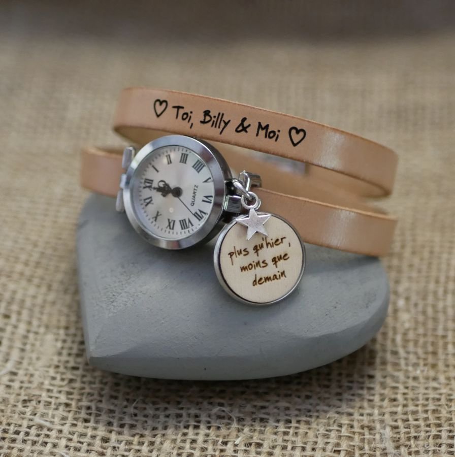 Relógio de cabochon gravado em madeira com bracelete dupla de couro 