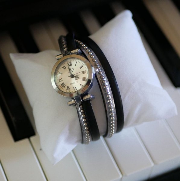 Rel&oacute;gio com pulseira dupla de couro prateado escolha da cor das contas para personalizar 