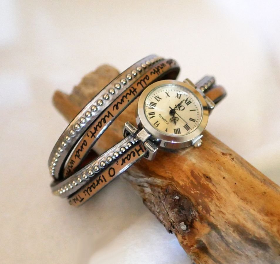 Relógio com pulseira dupla de couro prateado escolha da cor das contas para personalizar 