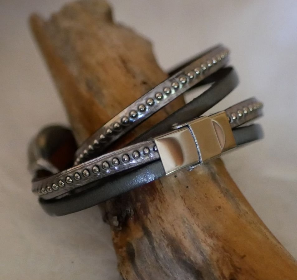 Relógio com pulseira dupla de couro prateado escolha da cor das contas para personalizar 