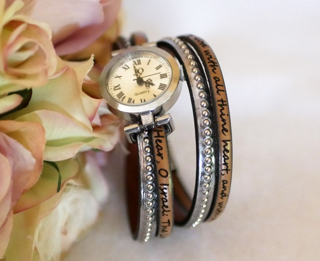 Relógio com pulseira dupla de couro prateado escolha da cor das contas para personalizar 