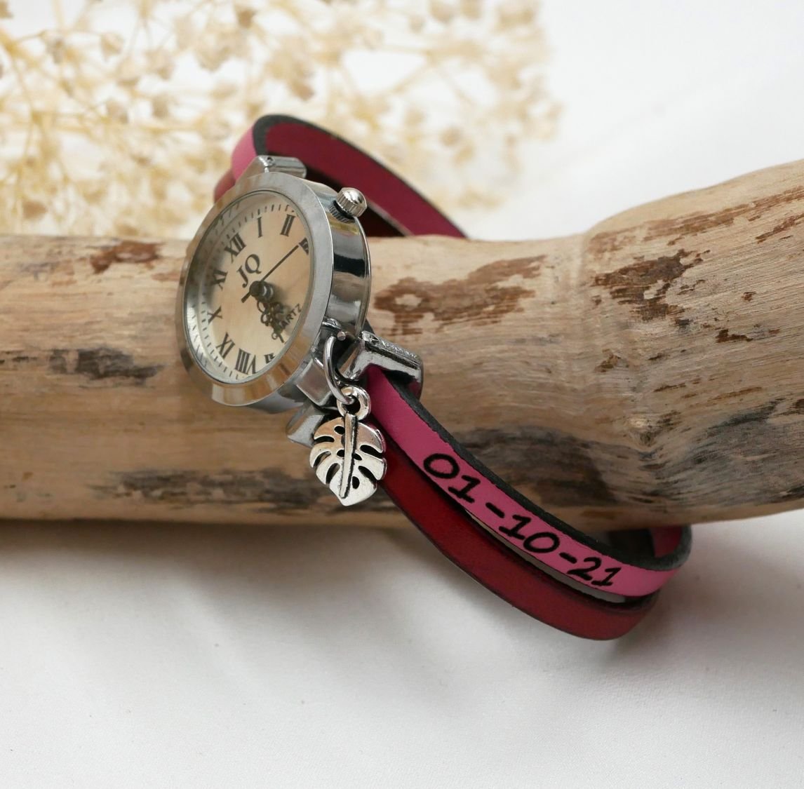 Relógio em prateado com bracelete dupla em pele à escolha da cor e gravação personalizada