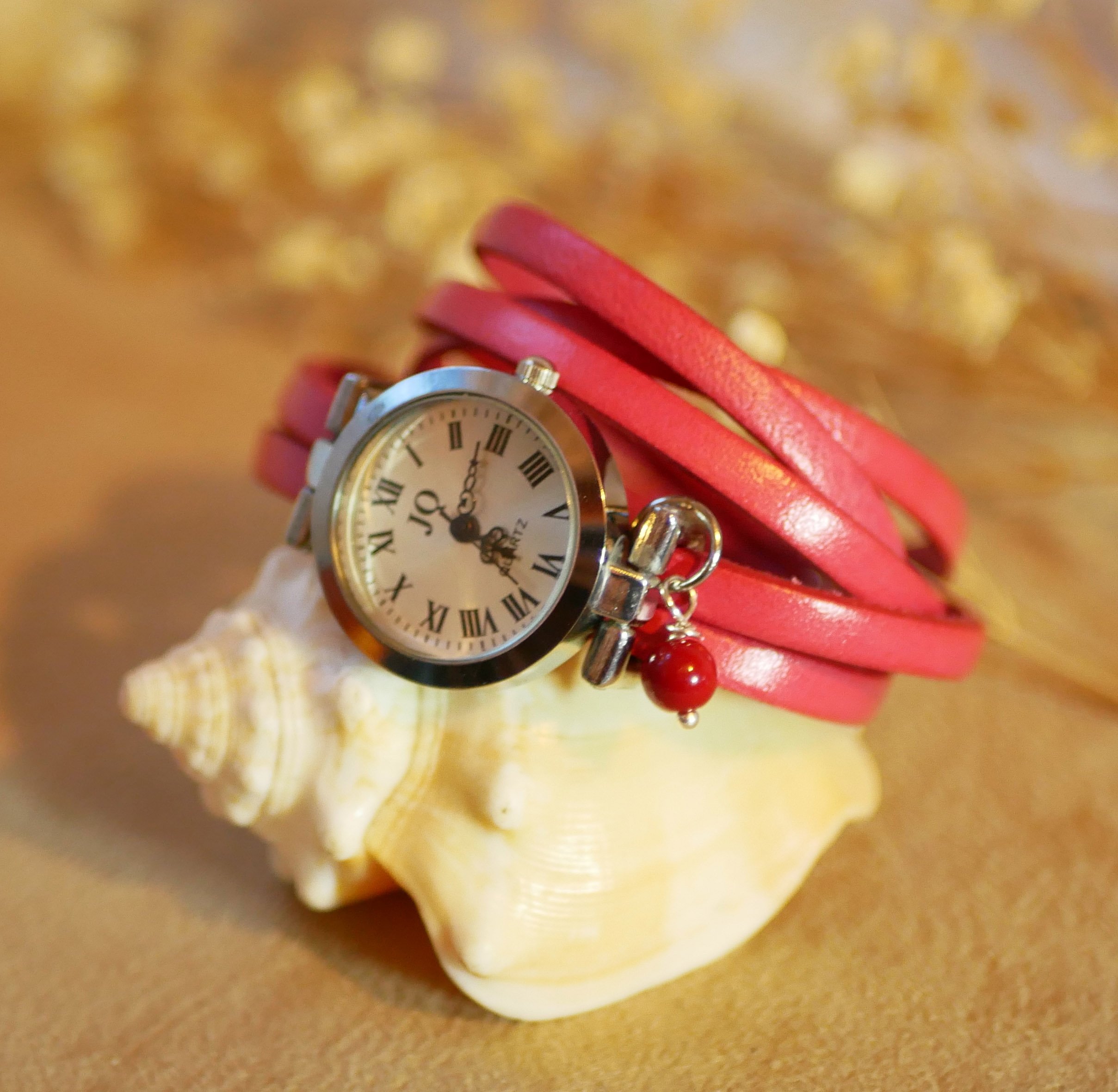 Pulseira de couro prateada com v&aacute;rias voltas e fecho ajust&aacute;vel