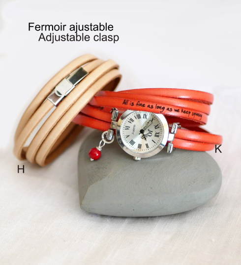 Pulseira de couro prateada com várias voltas e fecho ajustável
