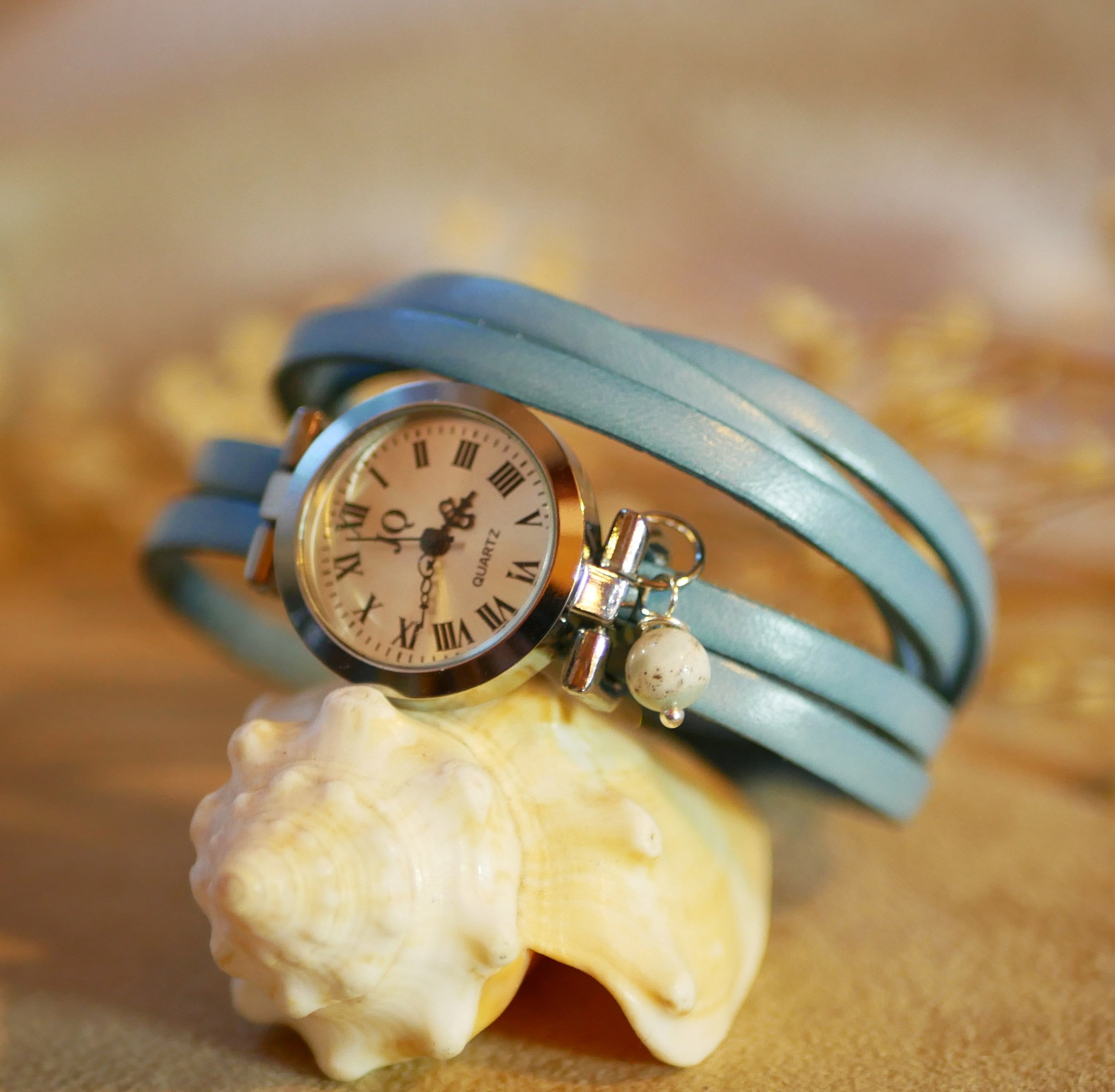 Pulseira de couro prateada com v&aacute;rias voltas e fecho ajust&aacute;vel