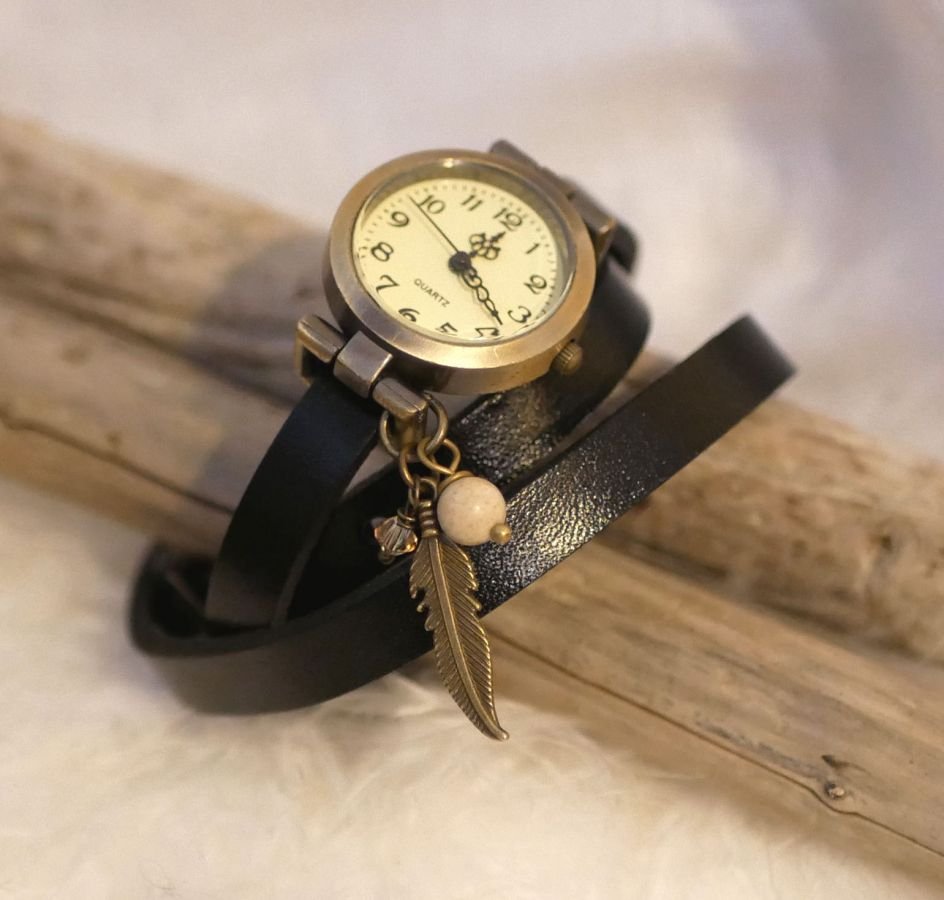 Relógio bracelete de couro com encantos de penas e pérolas