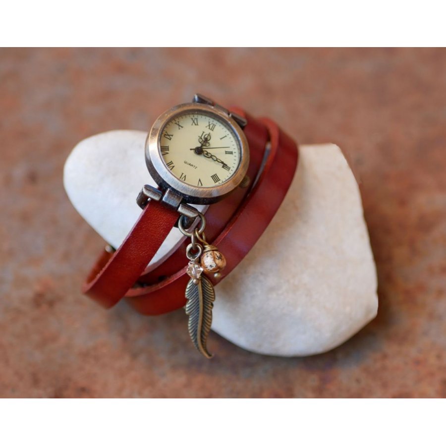 Relógio bracelete de couro com encantos de penas e pérolas