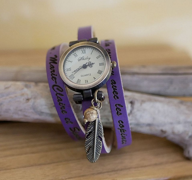 Montre bracelet violet personnalisable avec breloque plume et perle.