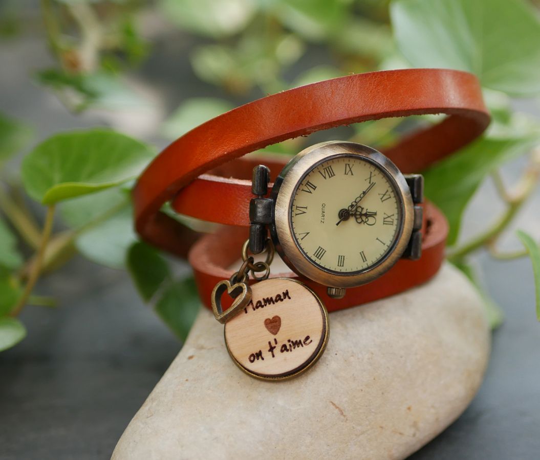 Relógio pulseira de couro com cabochon de madeira a ser gravado