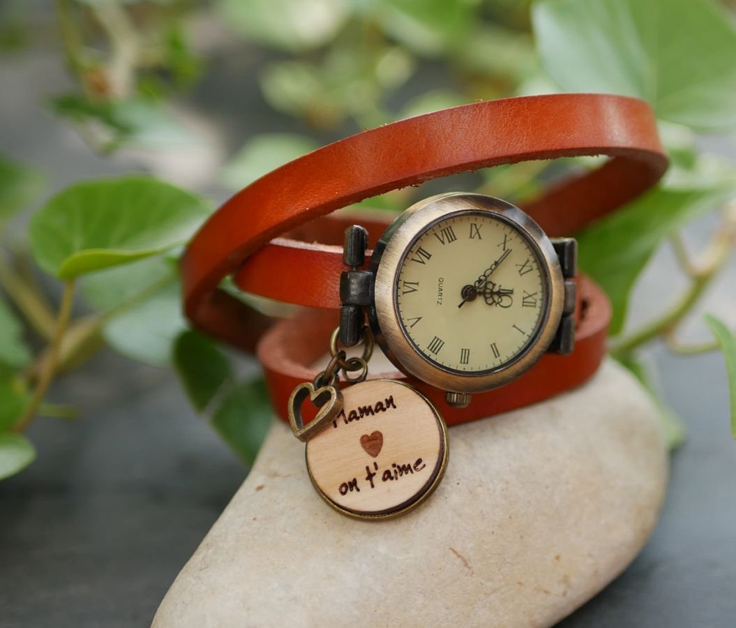 Relógio pulseira de couro com cabochon de madeira a ser gravado