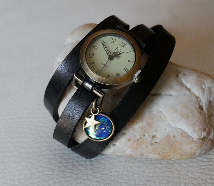 Montre bracelet cuir avec cabochon écailles bleues et étoile.