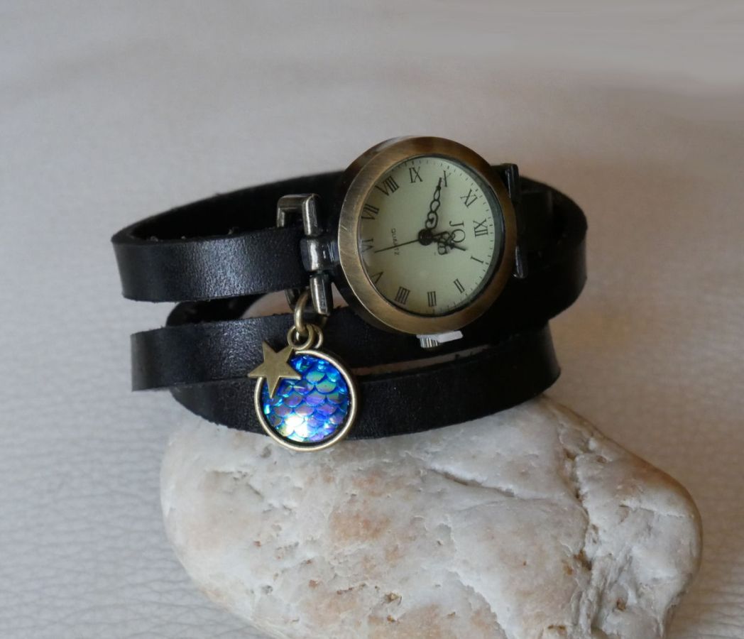 Relógio pulseira de couro com balança azul cabochon