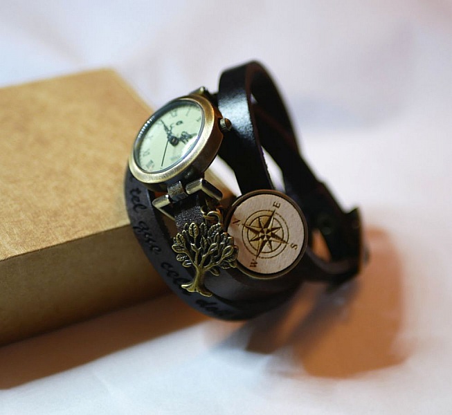 Montre bracelet en cuir avec cabochon bois gravé personnalisable.