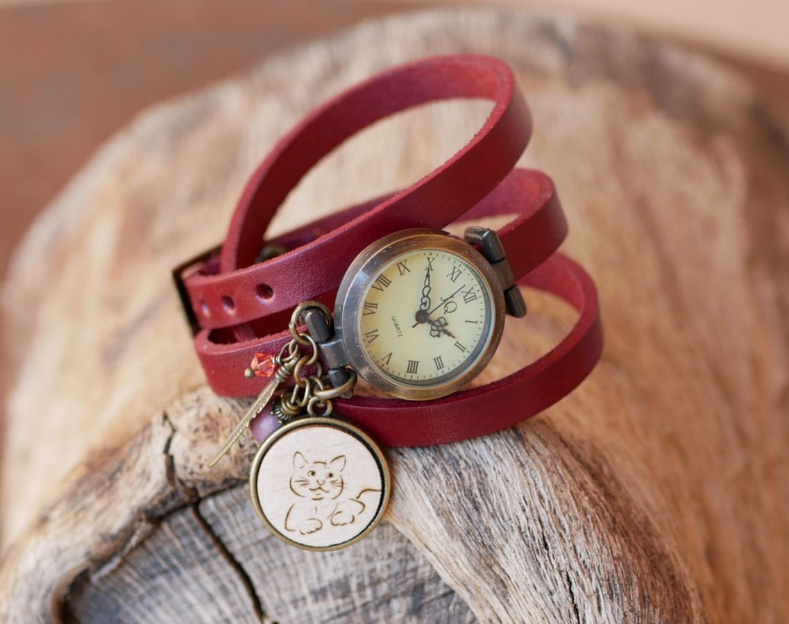 Relógio pulseira de couro com cabochon de madeira a ser gravado