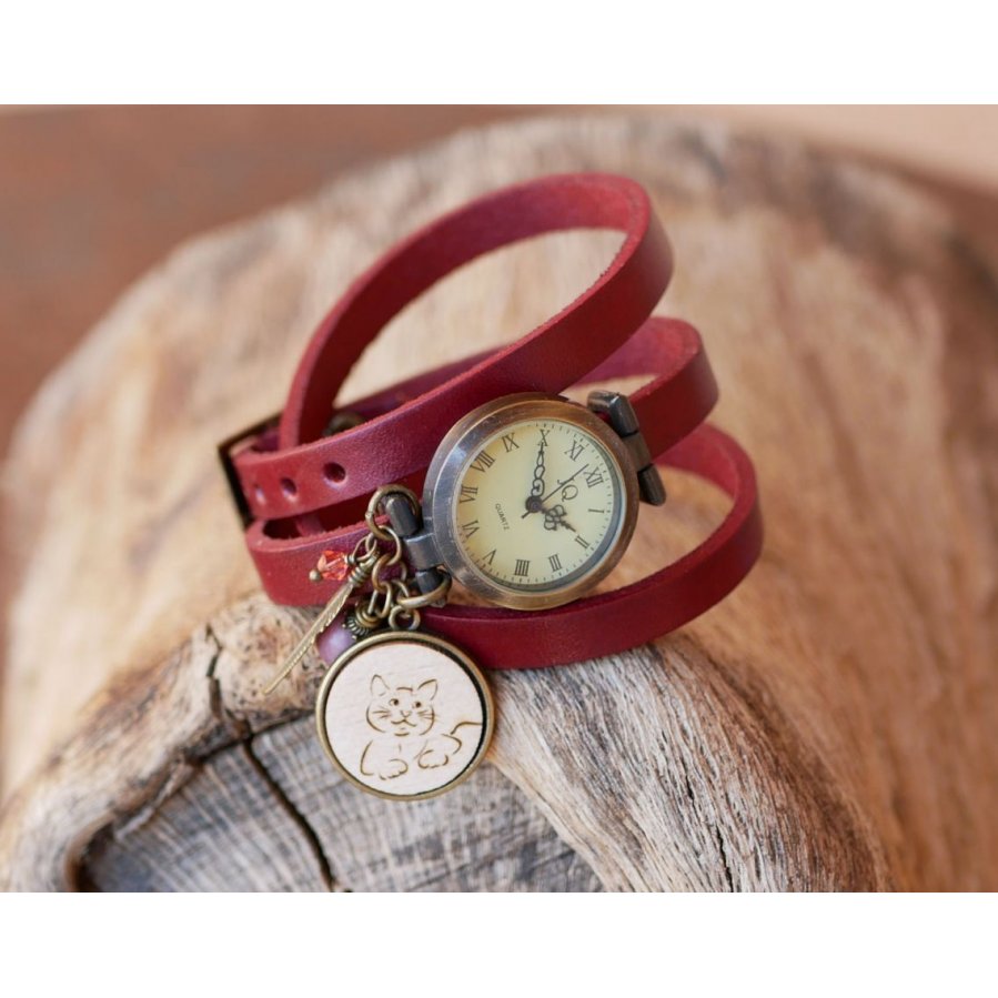 Relógio pulseira de couro com cabochon de madeira a ser gravado