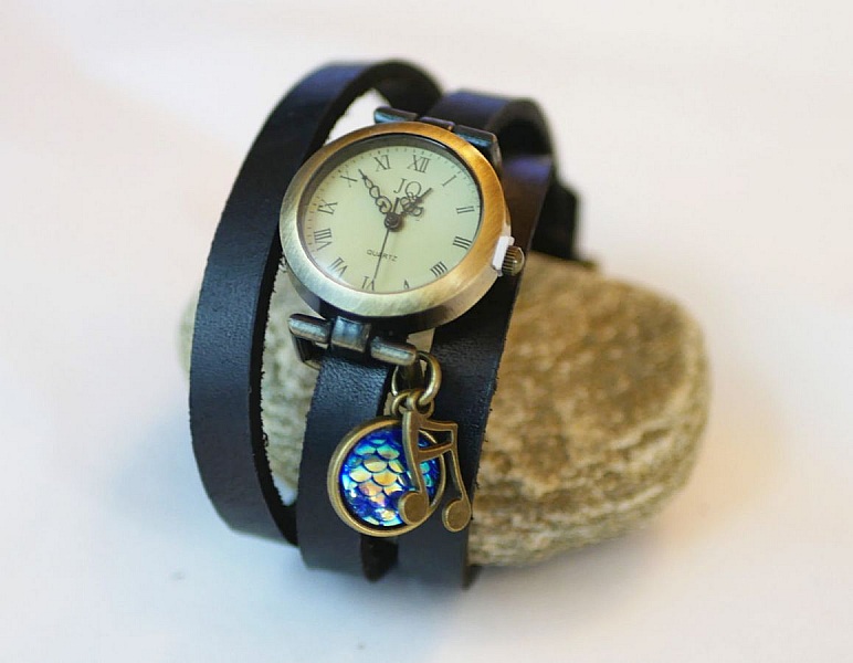Montre bracelet cuir avec cabochon écailles bleues et note.