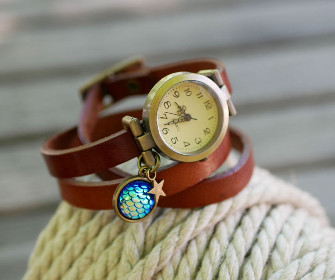 Relógio pulseira de couro com balança azul cabochon