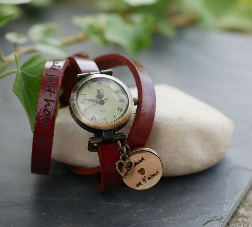 Relógio pulseira de couro com cabochon de madeira a ser gravado