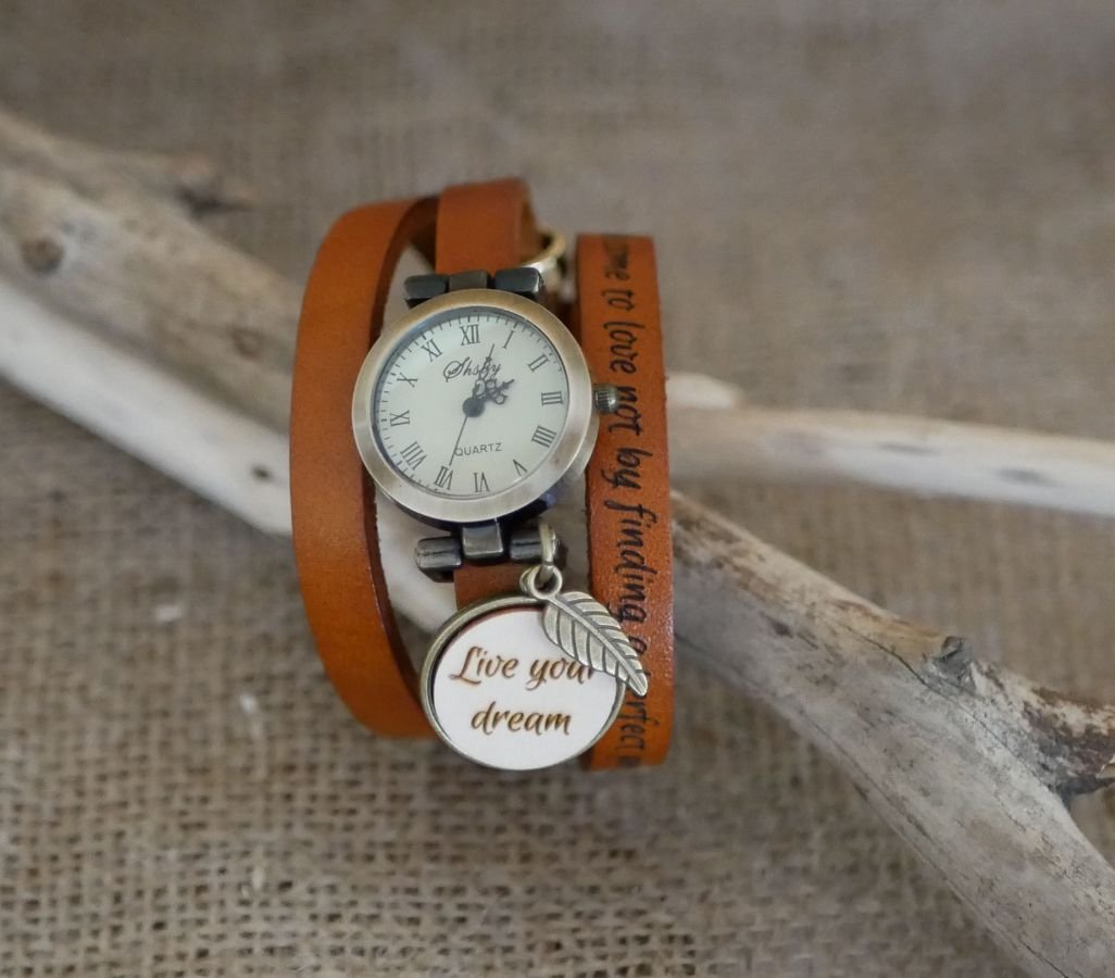 Relógio pulseira de couro com cabochon de madeira a ser gravado