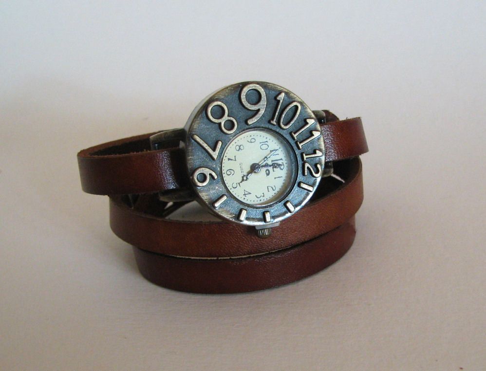 Relógio com bracelete de couro e mostrador assimétrico