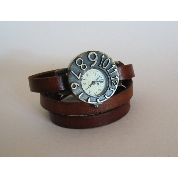 Relógio com bracelete de couro e mostrador assimétrico