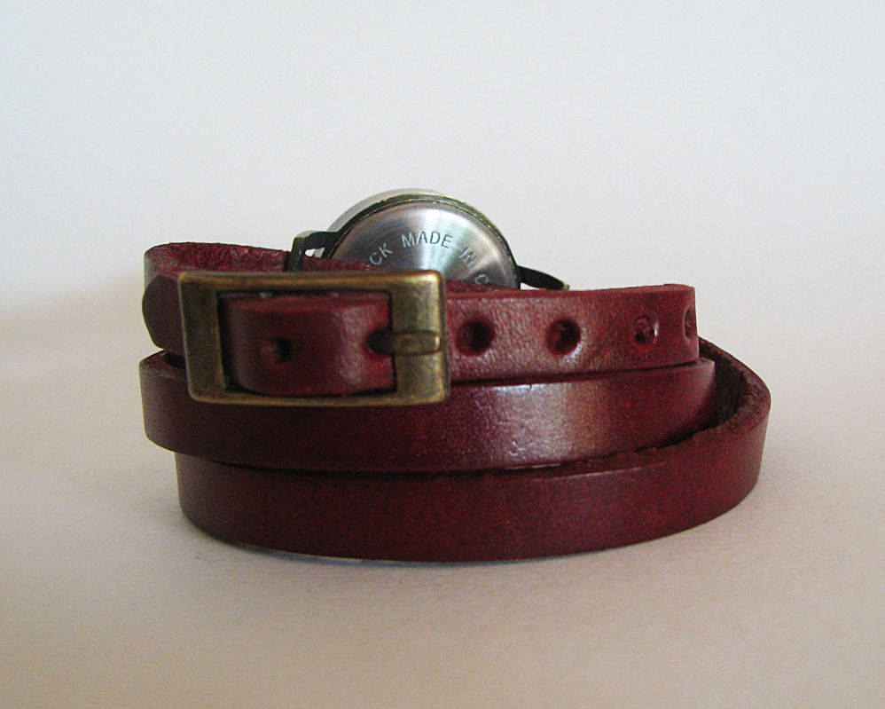 Relógio com bracelete de couro e mostrador assimétrico