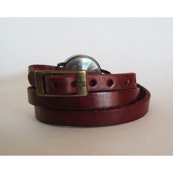 Relógio com bracelete de couro e mostrador assimétrico
