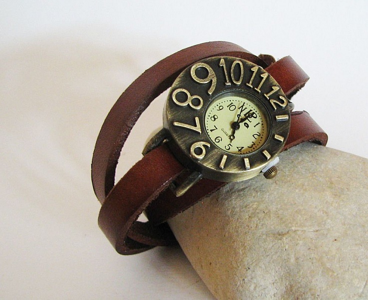 Montre bracelet cuir marron avec cadran asymétrique vintage.